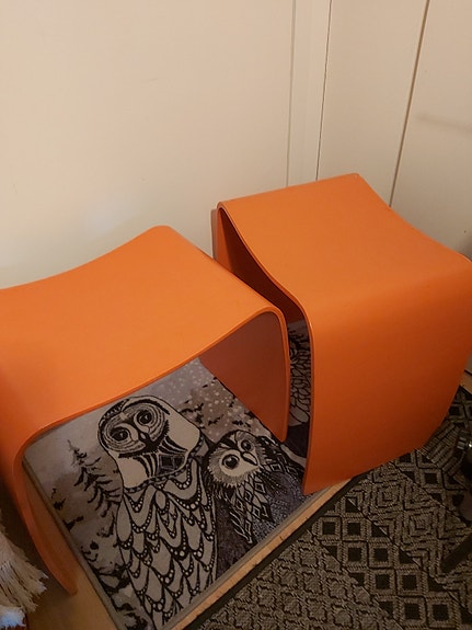 Oranssit jakkarat 2 kpl, puuta
