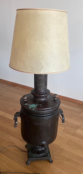 Erikoinen pöytävalaisin