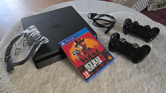 PlayStation 4 Slim 500gb + 2 ohjainta + Red dead redemption 2. Ps4, konsoli
