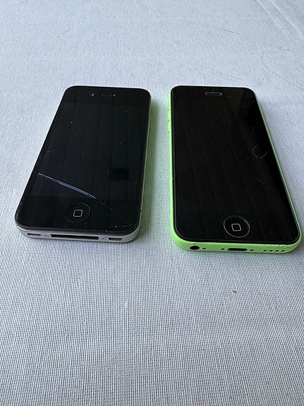 iPhonet 4s ja 5c versioita
