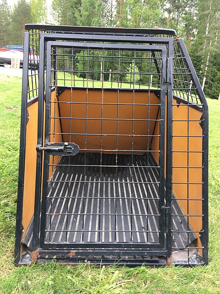 Metallinen koiranhäkki autoon