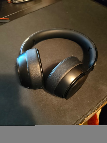 Beats over-ear kuulokkeet musta