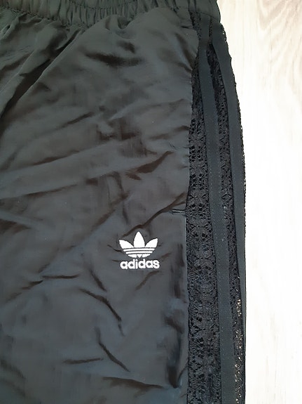 (36) Adidas ulkoiluhousut pitsikoristeella
