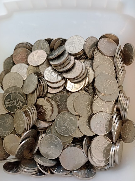 10 pennin kolikoita