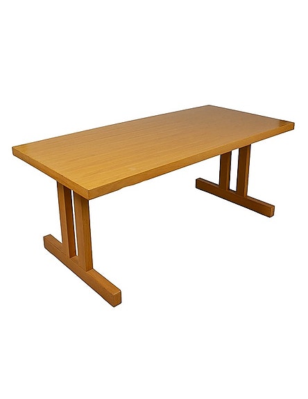 Design-ruokapöytä