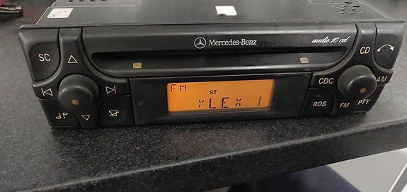 Mercedes-Benz Radio CD-soittimella