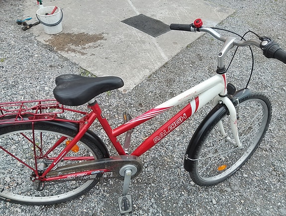 Punavalkoinen Raleigh 3-vaiht. 26" pyörä.