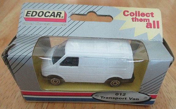 VW Transporter Caravelle T4 White 1999 Edocar Maisto 1:64 valkoinen pakettiauto