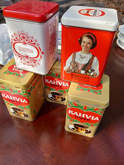 Vanhoja kahvipurkkeja