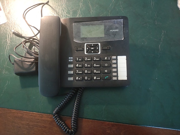 Vähän käytetty Huawei pöytäpuhelin F517-