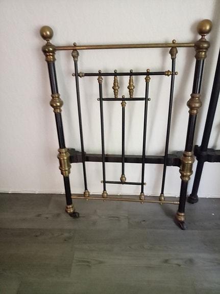 Metallinen sängynpääty musta/ messinki koko sänky