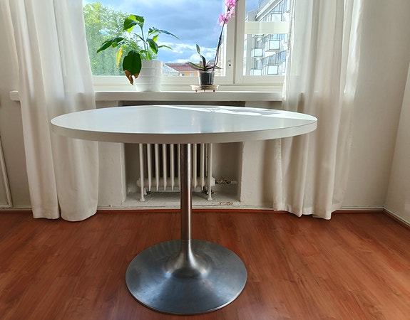 Ruokapöytä / pöytä
