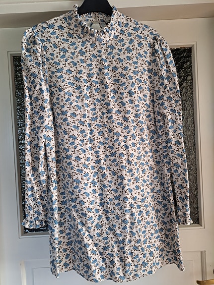 Pitkähihainen mekko
