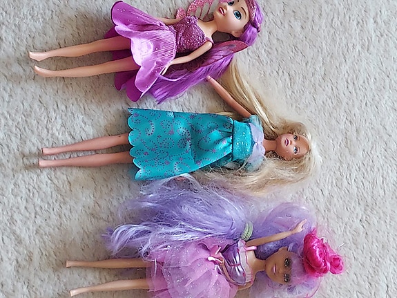 3 barbie sekä pehmolelut erilaisia