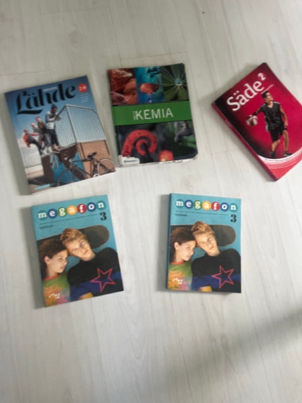 Koulu kirjoja myynnissä
