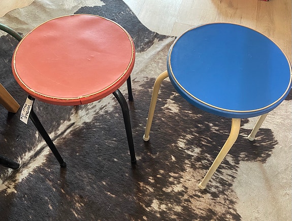 Punainen ja sininen pyöreä retro jakkara