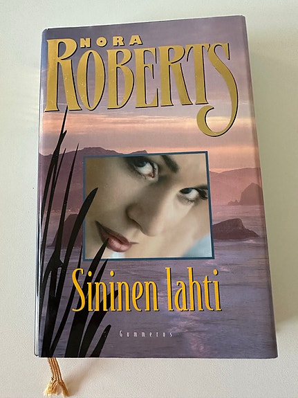 Nora Roberts -romaani: Sininen lahti