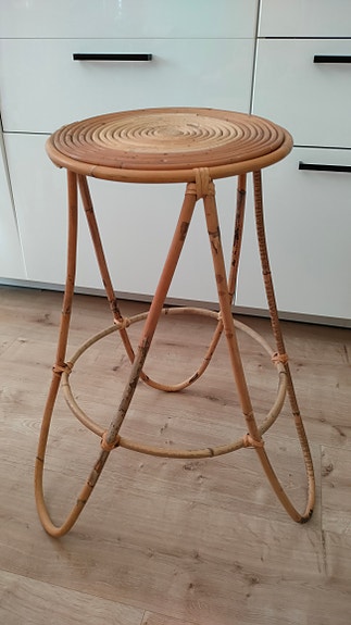 Rottinkinen kukkapöytä/kukkateline