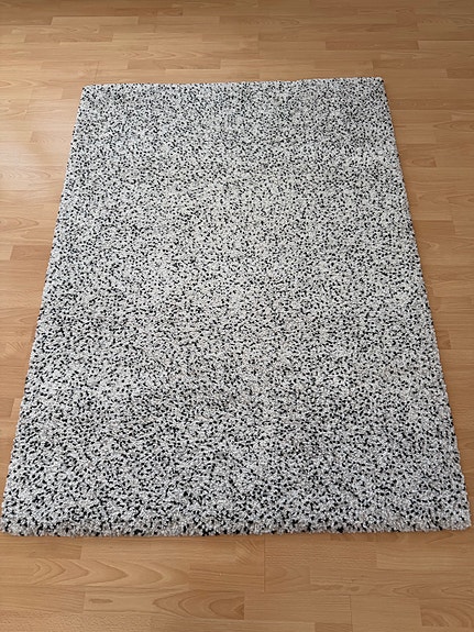 Paksu matto mustavalkoharmaa