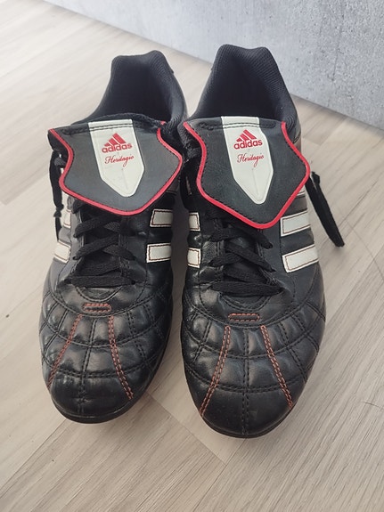Adidas jalkapallo kengät