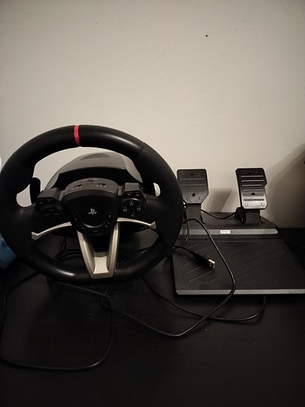 Hori Racing Wheel + polkimet PS5/PS4/PC – hyvä kunto