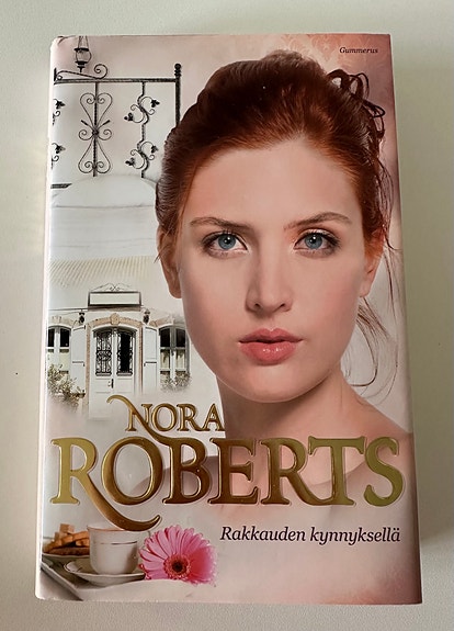 Nora Roberts -romaani: Rakkauden kynnyksellä