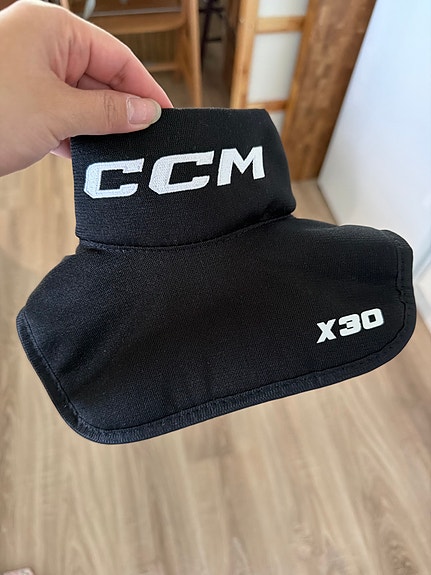 CCM X30 jääkiekkokaulasuoja 30–36 cm musta