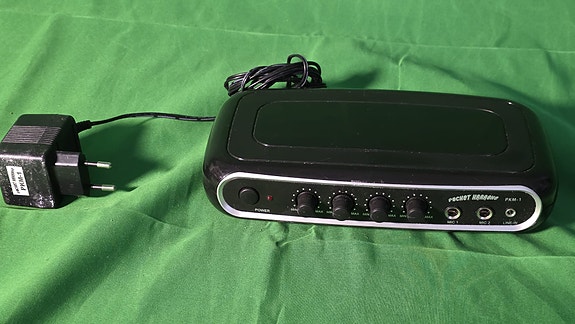 Pocket Karaoke PKM-1 karaokeboksi / AV-mikseri