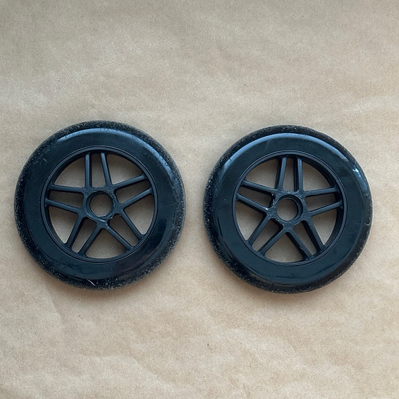 Kaksi 135mm pyörää kärrystä