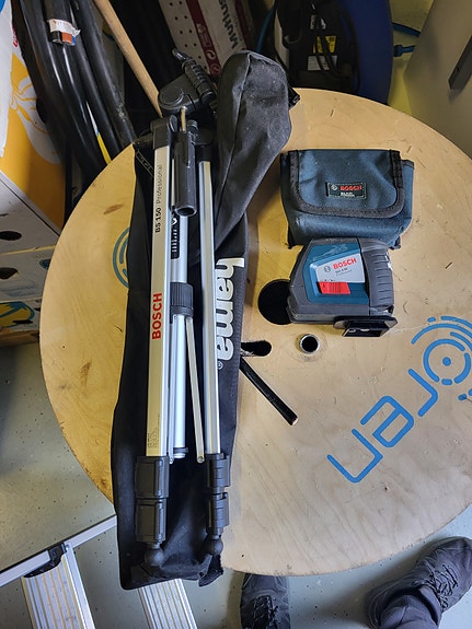 Bosch GLL 2-50 Professional linjalaser ja BS 150 jalusta