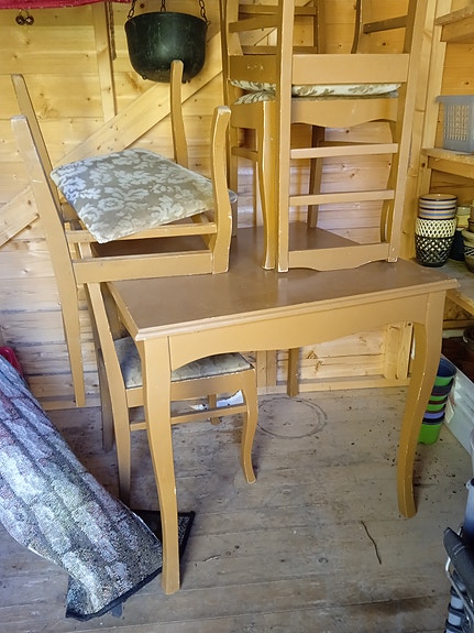 Vanha antiikkinen pöytäryhmä