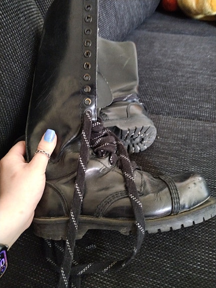mustat bootsit
