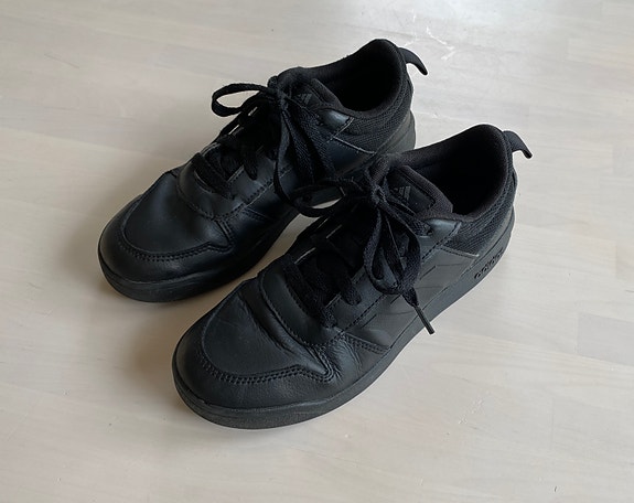 Adidas kengät 35,5 musta