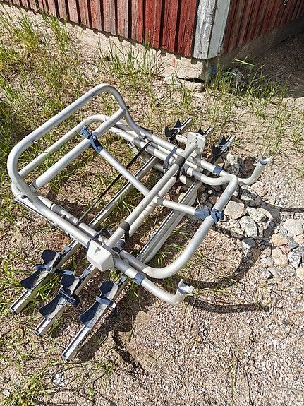 Pyörä teline kolmelle pyörälle