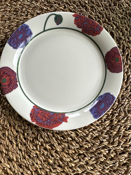 Iittala Illusia-sarjan  lautanen kukkakuvio
