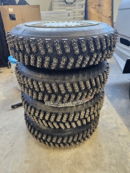 BF Goodrich 14" Piikkipyörät 4x100 vanteilla