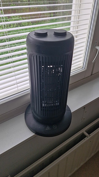 Musta torni-sähkölämmitin termostaatilla ja viilennin