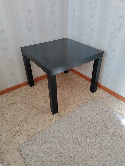 Pieni musta pöytä