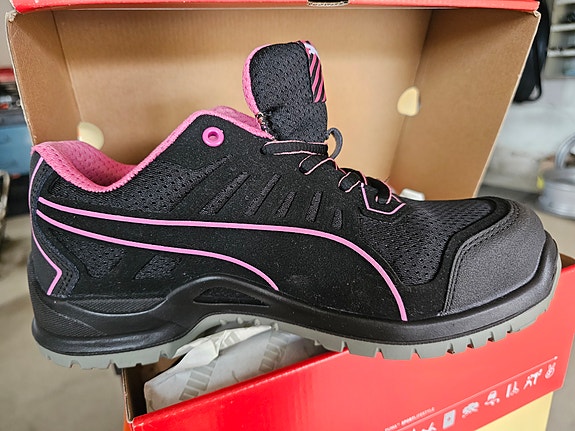 Puma naisten kengät koko 41 musta–pinkki