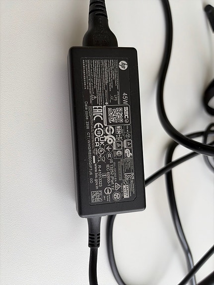 HP kannettavan laturi sinisellä liittimellä