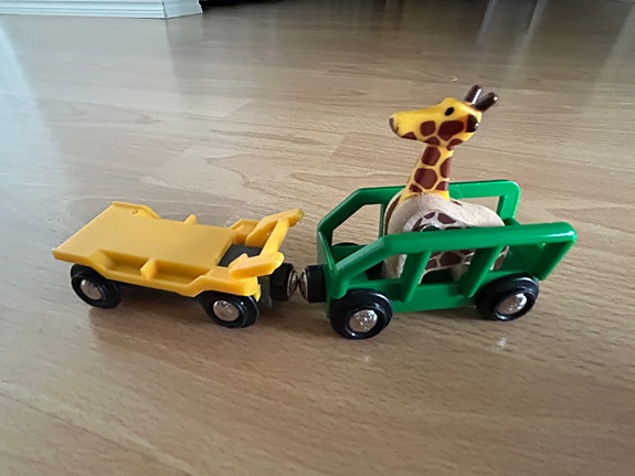 BRIO eläinjuna vaunu ja kirahvilelu