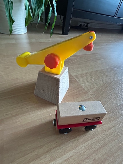 BRIO puinen nosturi ja junavaunu