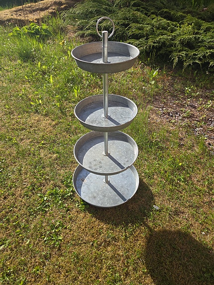 Metallinen nelitasoinen tarjoilu- tai kukka/yrttiteline