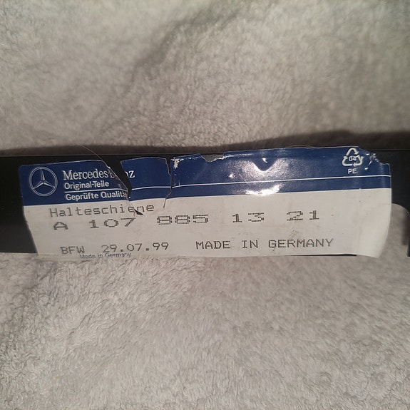 Mercedes-Benz 107 etupuskurin kumin kiinnike 1078851321