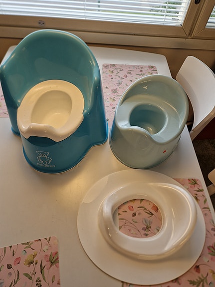 Baby Björn pottatuoli, pieni sininen potta ja supistaja