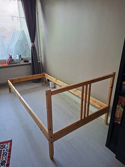 Myydään/puinen yhden hengen sängyn runko