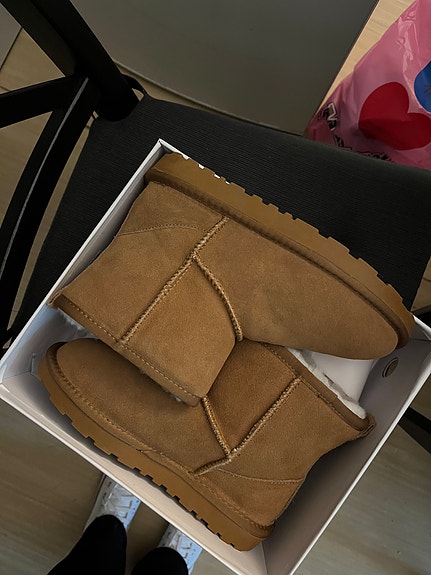 Ugg tyyliset kengät
