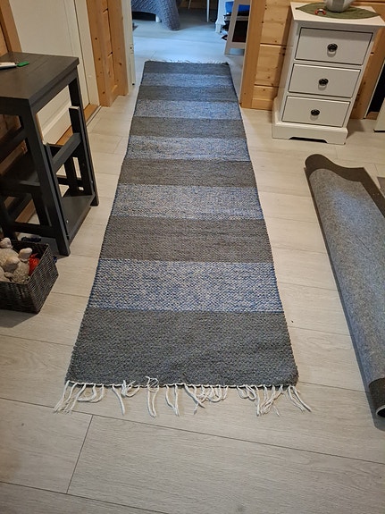 IKEA harmaa käytävämatto raidallinen hapsuilla