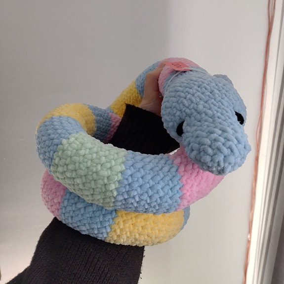 Virkattu pehmo käärme