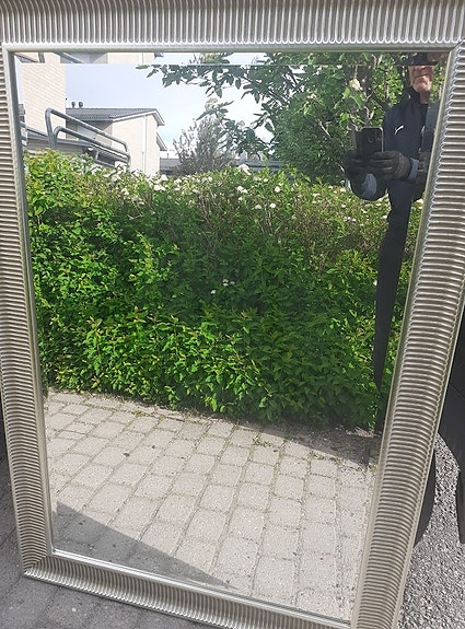 Suuri koristekehystetty peili